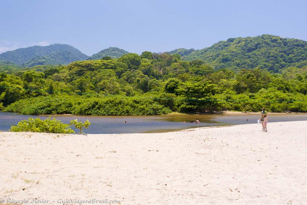 Imagem da piscina natural da Praia de Camburi em Ubatuba.